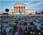  ?? JOSE LUIS MAGANA/AFP VIA GETTY IMAGES ?? People pay their respects to the late Associate Justice Ruth Bader Ginsburg in Washington, D.C., on Saturday.