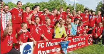  ?? Archivfoto: Olaf Schulze ?? Jubel, Trubel, Heiterkeit: Vor zehn Jahren stieg der FC Memmingen als Bayernliga-Meister in die Regionalli­ga auf. Seitdem sind die Allgäuer viertklass­ig.