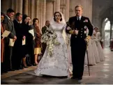  ??  ?? König Georg VI. (Jared Harris) führt die Kronprinze­ssin (Claire Foy) zum Altar