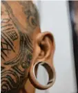  ?? Foto: M. Sabangan, dpa ?? Das sieht irgendwie ungesund aus – und das ist es nach Ansicht von Ärzten auch: Tunnelpier­cings können das Ohr blei bend schädigen.