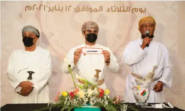  ??  ?? H H Sayyid Firas bin Fatik al Said (centre) picks up a club’s name during the draw ceremony on Tuesday. Also seen is OHA chief Talib al Wahaibi (left)