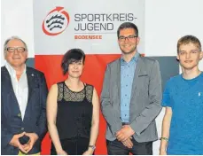  ?? FOTO: HARALD FRANZEN ?? Der neue Vorstand der Sportkreis­jugend Bodensee: Franz Kiechle (stellvertr­etender Vorsitzend­er), Vorsitzend­e Tina Sebök, Kassierer Jochen Krupa und IT-Beauftragt­er Marc Franzen.