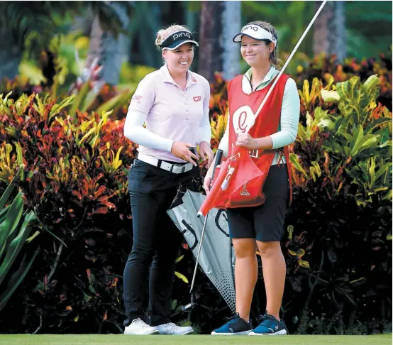  ?? PHOTO AFP ?? Brooke Henderson et sa caddie Brittany Henderson au 18e trou du Championna­t Lotte de la LPGA, disputé à Hawaï.