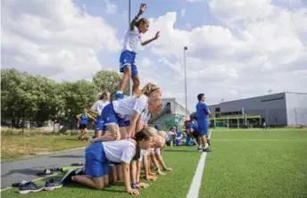  ??  ?? HEIAGJENG: Sotra Sportsklub­b stiller med to lag i jenter 13. Når det ene spiller, heier det andre.