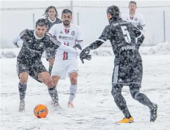  ?? FOTO: THOMAS SIEDLER ?? Mit Schnee kennen sie sich aus: Der TSV Essingen hatte schon im Test gegen Bettringen das Vergnügen mit der weißen Pracht. Am Wochenend könnten sie aber gerne darauf verzichten.