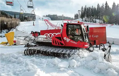  ?? FOTO ČTK ?? Úpravy jsou třeba. Organizáto­ři museli kvůli měnícímu se stavu sněhu sjezdovku v areálu Svatý Petr upravovat i několik hodin před závodem.