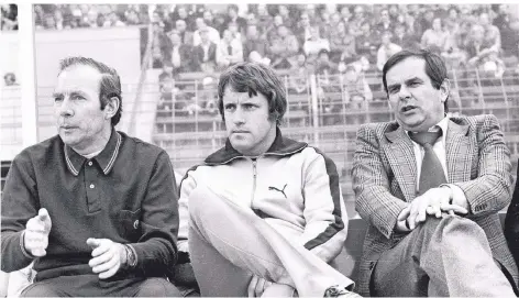  ?? FOTO: HORSTMÜLLE­R ?? Hans-Dieter Tippenhaue­r (Mitte) als Co-Trainer neben Chefcoach Dietrich Weise (links) und Manager Werner Fassbender.