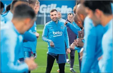  ??  ?? Jordi Alba recibió la felicitaci­ón de sus compañeros en el último entrenamie­nto por su renovación con el Barcelona.