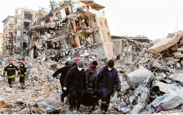  ?? Fotos: Imago/rudi Penk ?? Hatay, am 14. Februar: Sehr viele Menschen sind durch die Erdbeben ums Leben gekommen.