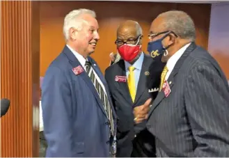  ?? AP PHOTO/JEFF AMY ?? Georgia House Economic Developmen­t and Tourism Committee chair Ron Stephens, left, a Savannah, Ga., Republican, talks to Democratic state Reps. Calvin Smyre, center, of Columbus and Al Williams, of Midway, on Tuesday in Atlanta.