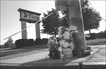  ?? Tribune News Service ?? Flowers are left at a makeshift memorial outside of Tops market on Sunday in Buffalo, New York.