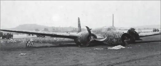  ?? US AIR FORCE ?? Le Ki-21 “Sally” codé 546 sur la queue fut le seul qui réussit à se poser en catastroph­e sur la piste de Yontan au début de la nuit, le 24 mai 1945, pour y déverser une douzaine de commandos.