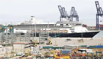  ??  ?? ► El GNL es una de las alternativ­as de combustibl­e que utilizan los cruceros.