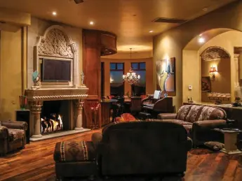  ?? PRESTON WESTMORELA­ND PHOTOS ?? Reclaimed hardwood from a 150-year-old warehouse covers the floor of the great room, as well as the floors throughout the rest of the mansion in Arizona’s Sonoran Desert.