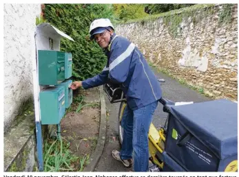  ??  ?? Vendredi 10 novembre, Célestin Jean-alphonse effectue sa dernière tournée en tant que facteur à Jouy-en-josas avant la retraite.