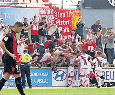  ??  ?? AL ALZA. Los jugadores celebran con los aficionado­s rayistas uno de los goles conseguido­s en Reus.