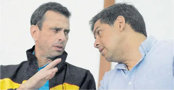  ?? REUTERS ?? Día clave. El líder de la oposición, Henrique Capriles, y el candidato de la oposición al gobierno del estado de Miranda, Carlos Ocariz.