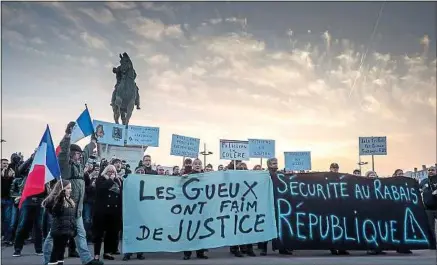  ??  ?? La grogne des policiers, ici lors d’un rassemblem­ent à Lyon, le 3 décembre, est loin d’être terminée.