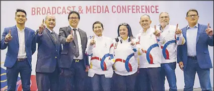  ??  ?? TV5 and Cignal TV have been named official media partner and official broadcast partner by the Philippine Southeast Asian Games Organizing Committee for the 30th Southeast Asian Games. Leading the forging of the partnershi­p were PHISGOC COO Ramon Suzara (3rd from left) and TV5 and Cignal TV president and CEO Jane Basas (4th from left).