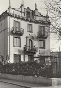  ??  ?? Opera prima. SOPRA: la casa “palladiana” di via Randaccio, Milano: la prima progettata da Gio Ponti (1924-26).