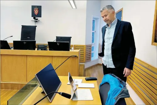  ?? ?? Advokat Benny Solheim før fengslings­møtet tirsdag. Her argumenter­te han for hvorfor den siktede ikke burde varetektsf­engsles. Dagen etter avsluttet politiet etterforsk­ningen mot mannen. (Foto: Tom Skoglund)