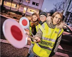  ?? RP-FOTO: RALPH MATZERATH ?? Laura, Anna und Sarah Techke (v. re) sind Drillinge – und alle drei Schülerlot­sen in Monheim.