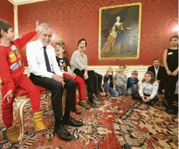  ?? Foto: Roland Schlag, dpa ?? Mit seiner menschlich­en Art hat sich Österreich­s Präsident Alexander Van der Bellen bei seinen Landsleute­n viele Sympathien erworben. Legendär ist die „Hasenohren-szene“bei einer Pyjama-party mit Übernachtu­ng in der Hofburg, die auch Van der Bellens Ehefrau Doris Schmidauer sichtlich Freude machte.