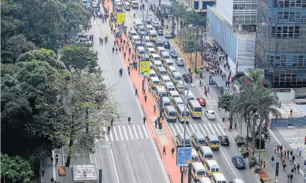  ?? GABRIELA BILO/ESTADÃO ?? Paralisaçã­o. Protestos pararam algumas avenidas da cidade: ontem, Paulista concentrou veículos de transporte escolar