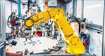  ?? EL PAÍS ?? Adaptación. Robot automatiza­do de la empresa Artificial, que utiliza la inteligenc­ia artificial desde hace años.