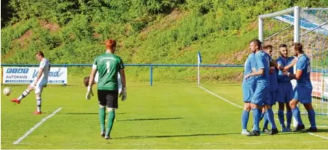  ?? Foto: Jan Kubica ?? Die Königsblau­en beglückwün­schen ihren Kapitän Stefan Winzig zum Führungstr­effer. Sein 1:0 ebnete den Landesliga-Fußballern des SC Ichenhause­n den Weg zum hoch verdienten und letztlich auch ungefährde­ten Heimsieg gegen Oberweiker­tshofen.