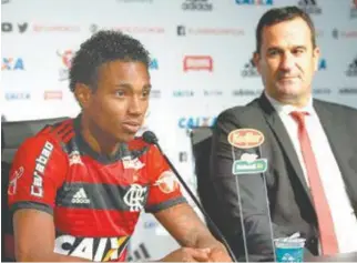  ?? FOTOS ARMANDO PAIVA ?? Vitinho ao lado de Ricardo Lomba, vice presidente de futebol do Flamengo