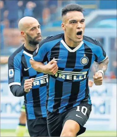  ??  ?? Lautaro Martínez celebra un gol con Borja Valero por detrás.