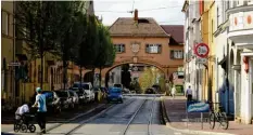  ?? Foto: Franz Häußler ?? Die Häuser „Am Fischertor“wurden zwischen 1909 und 1912 gebaut. Die aufge‰ frischten Häuserzeil­en präsentier­en sich in freundlich­en Farben.