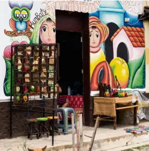  ??  ?? art workshop in ataco: The village has its own charm – and is slowly discoverin­g tourism.