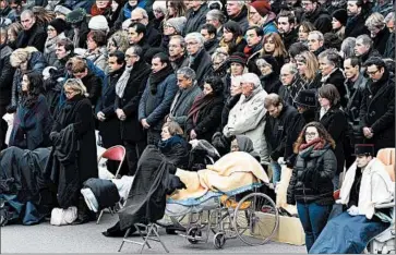  ?? MIGUEL MEDINA/GETTY-AFP ?? People wounded Nov. 13 in the terrorist attacks in Paris attend a ceremony Friday at the Invalides military monument, along with relatives of victims. The gathering commemorat­ed the 130 people who died in the attacks.