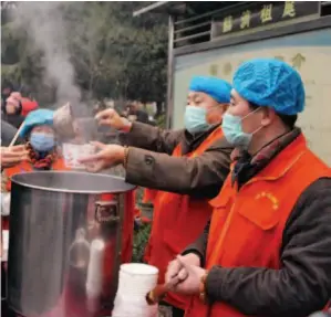  ??  ?? In Laba Festival, which fell on January 5 in 2017, over 2,000 Zhengding citizens came to the ancient Linji Temple to eat porridge to celebrate. VCG