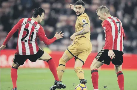  ??  ?? Kyle Walker in action for Spurs against Suinderlan­d.