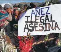  ??  ?? Manifestan­tes, en su mayoría cocaleros del Chapare, reducto de Evo, protestan contra Áñez.