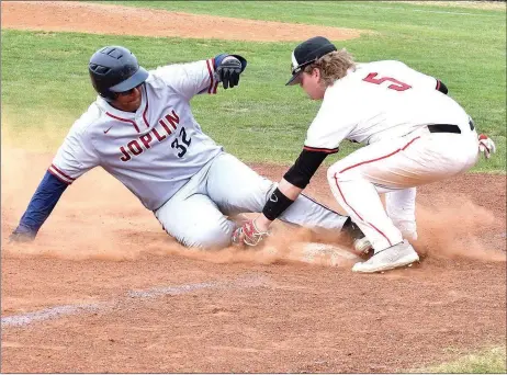  ?? RICK PECK/SPECIAL TO MCDONALD COUNTY PRESS ?? McDonald County third baseman Izak Johnson tags out Joplin’s Maurice Auberry during the Mustangs’ 10-7 win on April 21 at MCHS.