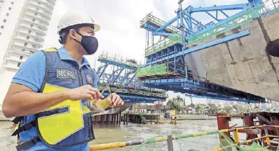  ?? KRIZJOHN ROSALES ?? Public Works and Highways Secretary Mark Villar inspects work on the widened Estrella-Pantaleon or Rockwell Bridge yesterday. The bridge, which links Estrella street in Makati and Barangka Drive in Mandaluyon­g, is expected to decongest the Guadalupe Bridge on EDSA. It is expected to open as early as the second quarter of this year.