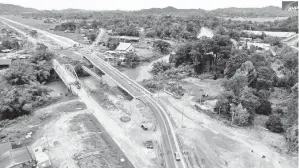  ??  ?? PROJEK Lebuhraya Pan Borneo dari Donggongon Penampang ke Papar.