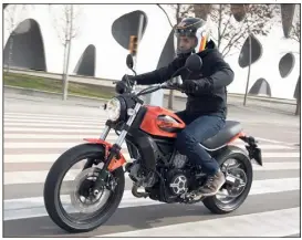  ??  ?? Sous son look sexy des années , la Ducati Scrambler est en réalité une moto bien moderne.