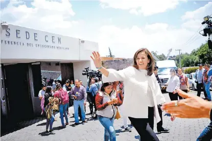  ?? DIEGO SIMONN/CUARTOSCUR­O ?? La candidata independie­nte, al salir ayer del encuentro privado con la jerarquía Católica.