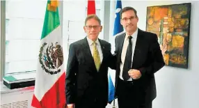  ??  ?? Barra Baca y el embajador Alejandro Estivill Castro.