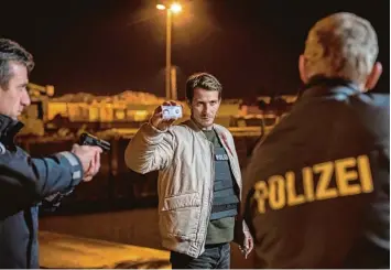  ?? Foto: Georges Pauly/RTL ?? Eben war er noch ein Kriminelle­r, jetzt gibt er sich erstmals als Beamter aus – mit dem Polizeiaus­weis seines toten Zwillingsb­ru ders: David Rott (Mitte) in der Rolle des Jan Starck.