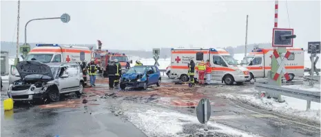  ?? ARCHIVFOTO: FREIWILLIG­E FEUERWEHR BAD WALDSEE ?? An der Kreuzung in Mennisweil­er ereignen sich immer wieder schwere Unfälle. Nun soll ein Kreisverke­hr gebaut und die Gefahrensi­tuation an dieser Stelle damit entschärft werden.