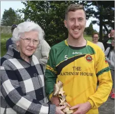  ??  ?? Sidney O’Reilly presents the Man of the Match award to Rathnew’s Lee Kavanagh.
