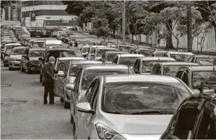  ?? Danilo Verpa/folhapress ?? Fila de carros para entrar no drive-thru montado na praça Charles Miller, no Pacaembu, para a vacinação de idosos entre 80 e 84 anos