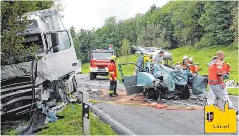  ?? FOTO: BERND TREFFLER ?? Für die Frau in dem total zerstörten VW-Bus kam jede Hilfe zu spät.