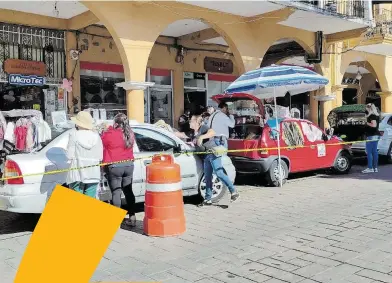  ?? ?? El mercadeo es realizado sobre autos en el centro de Huauchinan­go